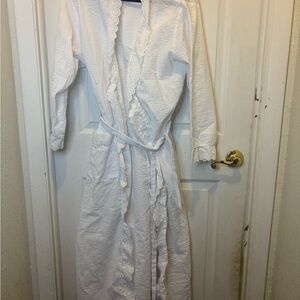 Eileen West White Long Cotton Robe with Eyelet Lace Trim - flaws pictured